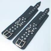 Чёрные кожаные оковы с клепками - БДСМ Арсенал - купить с доставкой в Архангельске