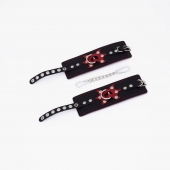 Черные кожаные наручники с красным декором и строчкой - Crazy Handmade - купить с доставкой в Архангельске