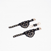 Черные кожаные наручники с клепками, кольцами и золотистой фурнитурой - Crazy Handmade - купить с доставкой в Архангельске