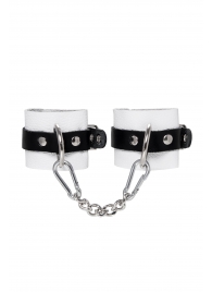 Бело-черные кожаные наручники с одним ремешком с люверсами - Pecado - купить с доставкой в Архангельске
